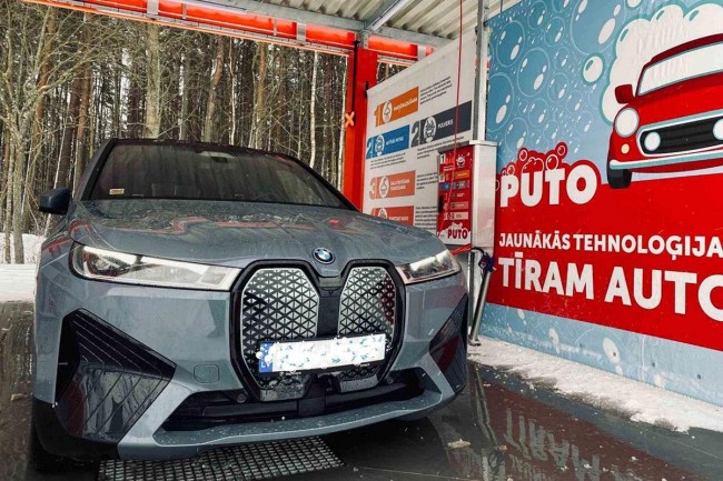 Elektroauto tiek mazgāts PUTO pašapkalpošanās automazgātavā, izmantojot aktīvās putu tehnoloģijas.