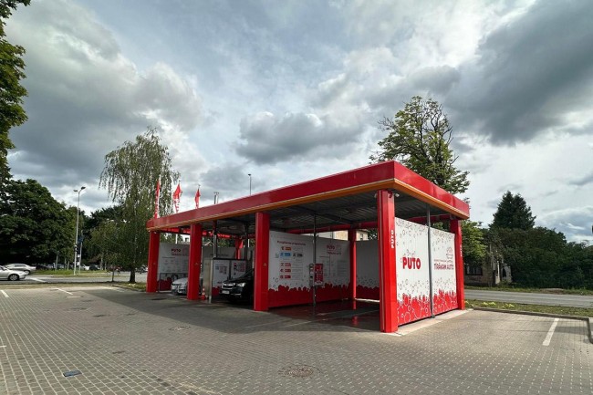 PUTO self-service car wash with red and white design, featuring two washing bays.