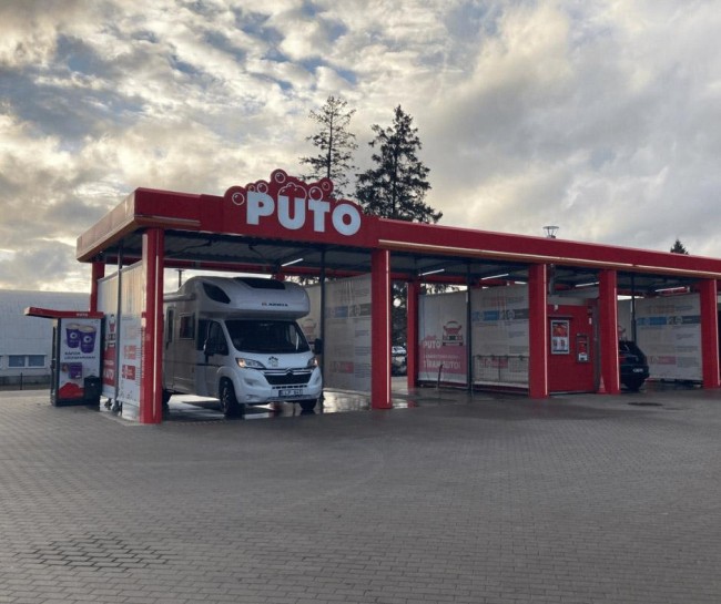 Camper at PUTO self-service car wash.