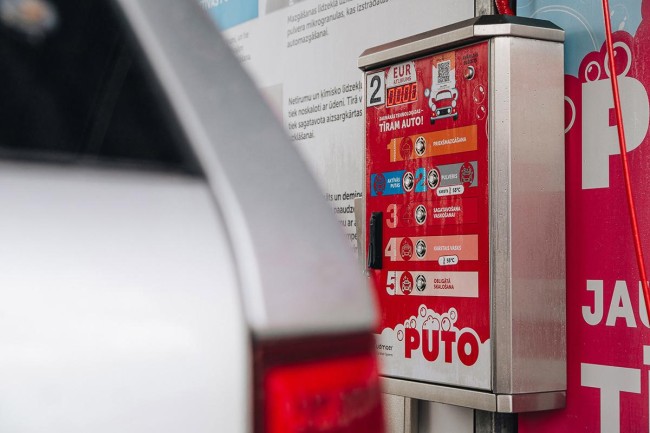 Car being washed with foam at PUTO self-service car wash, highlighting the advantages of washing.