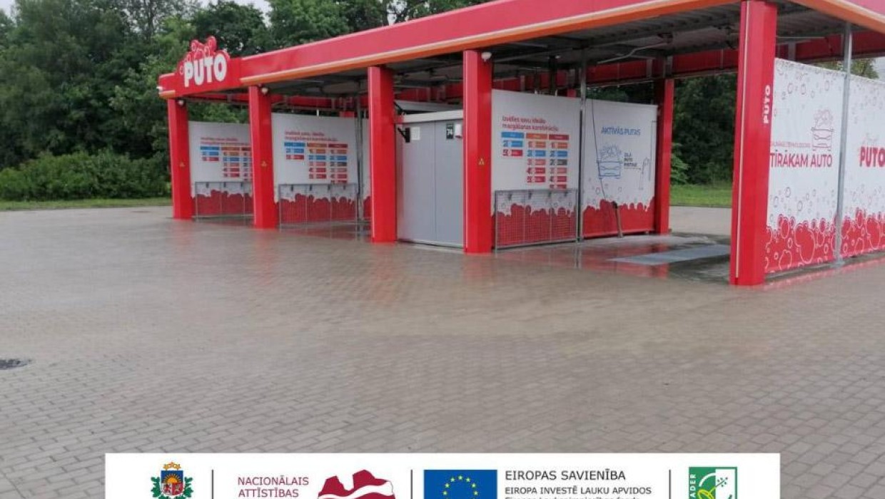 PUTO automazgātava ar zīmēm par Zemkopības ministrijas un ES atbalstu projekta īstenošanai.
