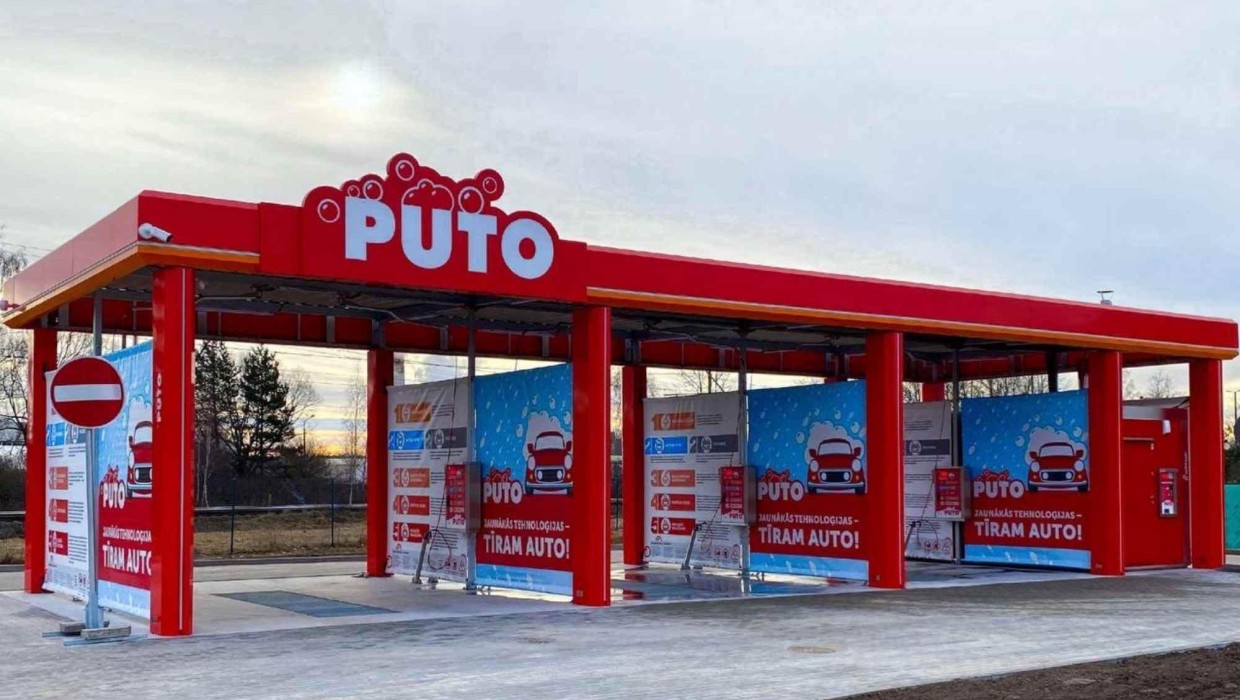 Jaunā PUTO pašapkalpošanās automazgātava Tīrainē ar sarkanu un baltu dizainu.