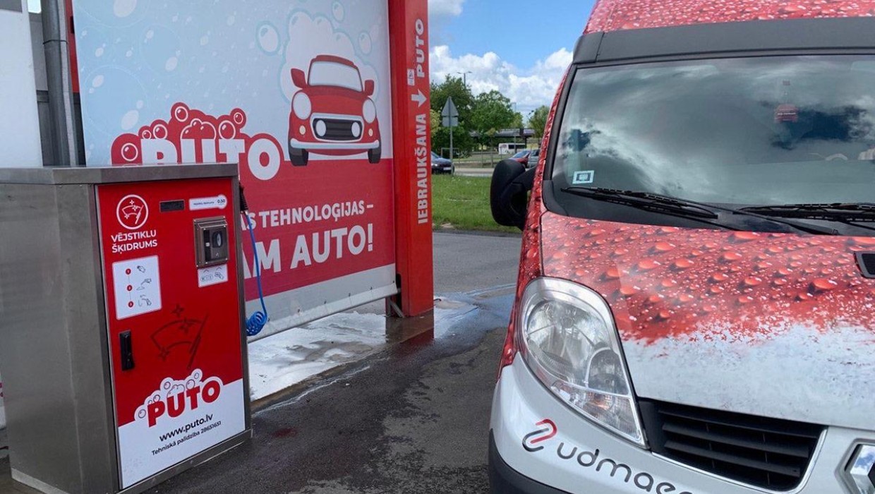 Vējstiklu šķidruma automāts pie PUTO automazgātavas.