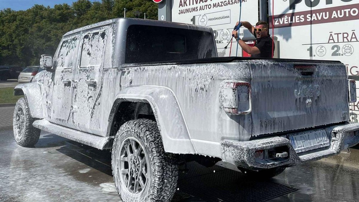 Auto mazgāšana ar putām PUTO pašapkalpošanās automazgātavā.