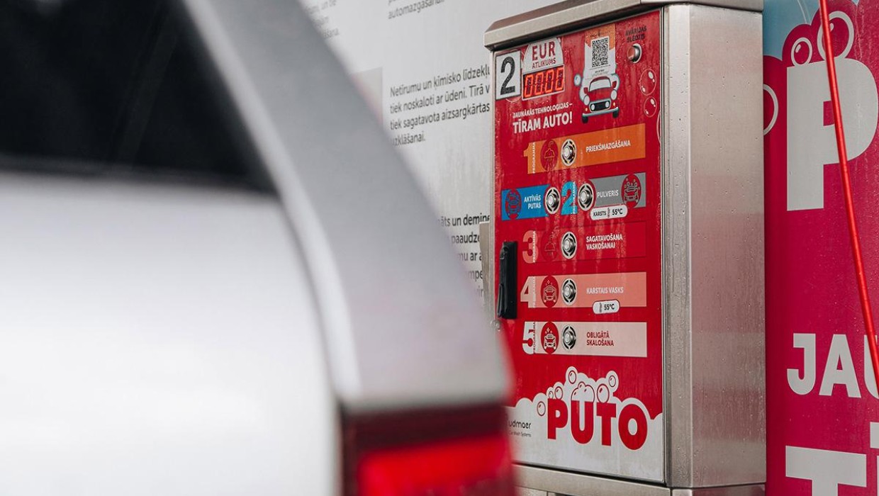 Car being washed with foam at PUTO self-service car wash, highlighting the advantages of washing.