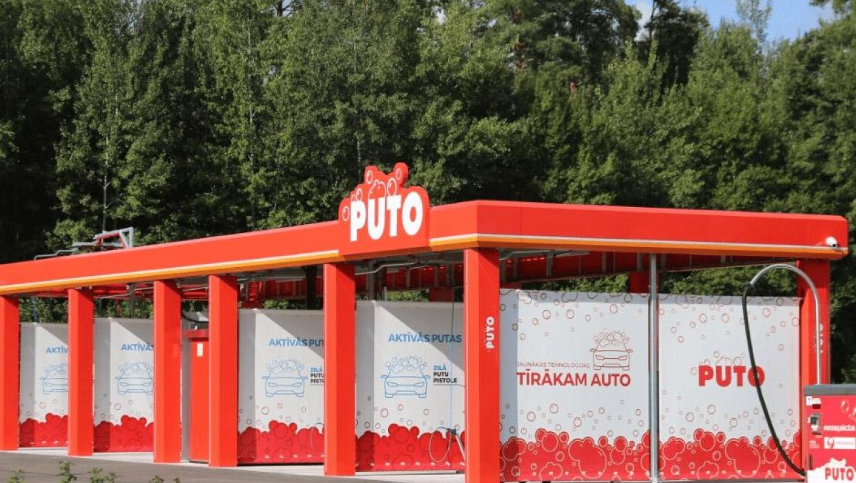 PUTO self-service car wash in Valmiera with a red and white design near the forest.