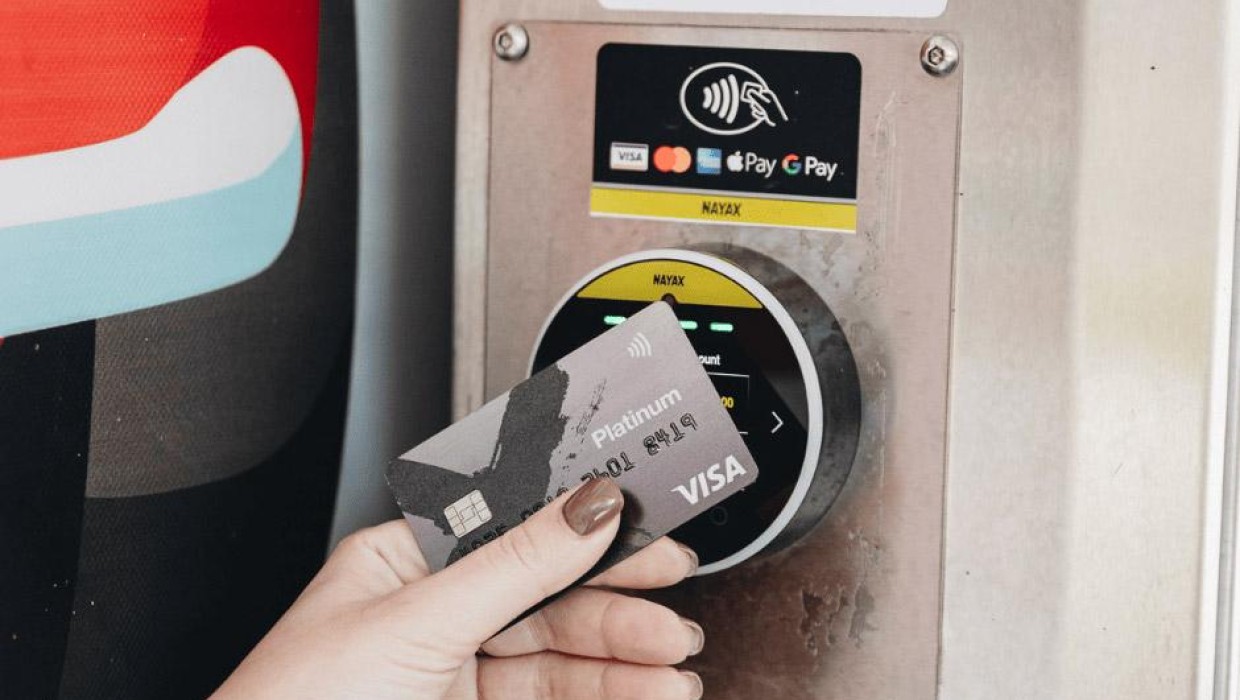 Contactless card payment at PUTO car wash.