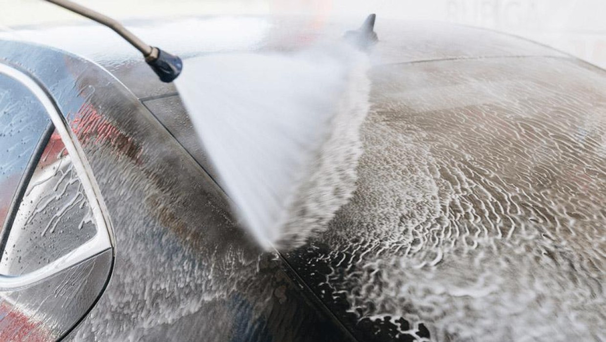 Pressure washing a car at PUTO self-service car wash during Riga’s festival.