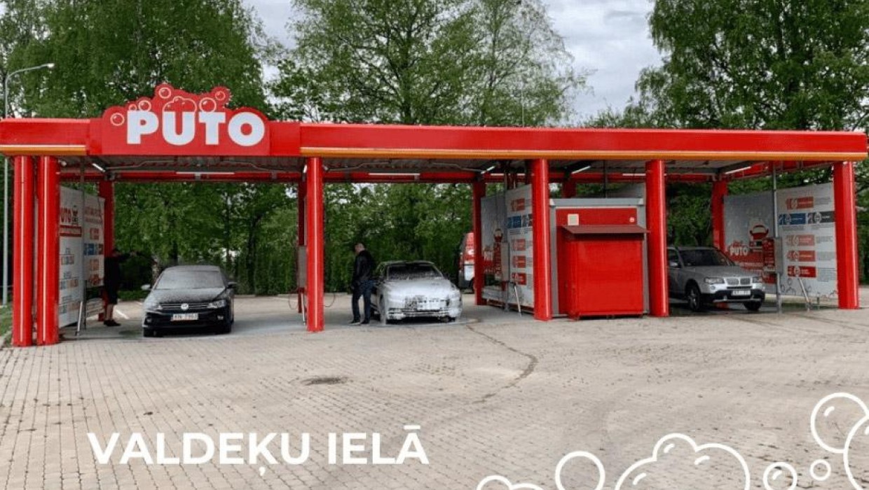 Car washing at PUTO self-service car wash on Valdeku Street.