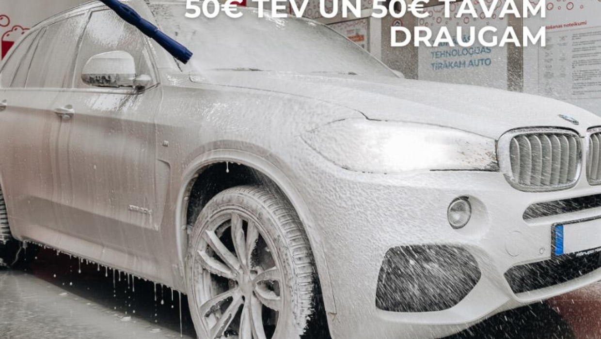 Foam-covered car at PUTO car wash with contest banner offering €50 for you and €50 for a friend.
